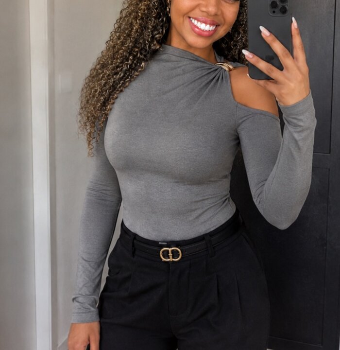 Blusa cinza manga longa com recorte no ombro