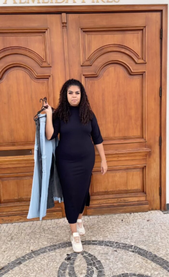 Vestido midi preto de manga, look elegante do dia a dia
